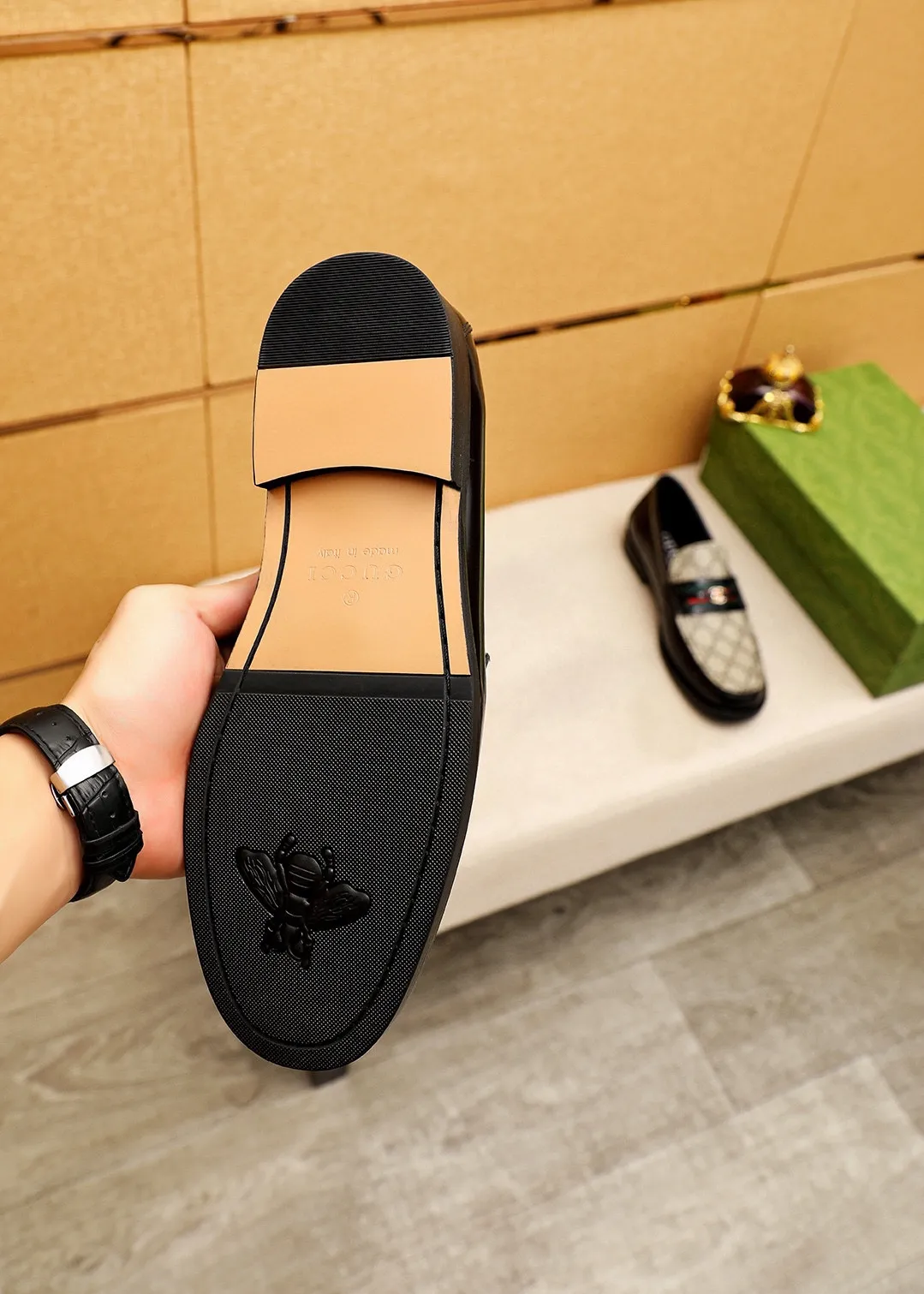 Men's shoes 💰460 💐 Product trademark: GUCCI "Gucci" casual leather shoes Regular size: 38-44 (45🉑️customized) Product materials: Selected imported first-layer open-edge beaded cowhide leather upper + luxury hardware buckle, imported water-dyed cowhide leather lining. Strong three-dimensional visual effect, original combination outsole Color: 2⃣️colors available